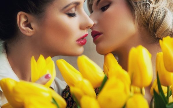 Mujeres Estado de ánimo Modelo Cara Kiss Flor Tulipán Yellow Flower Lipstick Fondo de pantalla HD | Fondo de Escritorio
