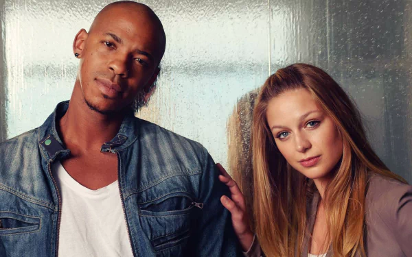 HD desktop wallpaper of Supergirl TV Show featuring Kara Danvers (Melissa Benoist) and Jimmy Olsen (Mehcad Brooks) posing together.