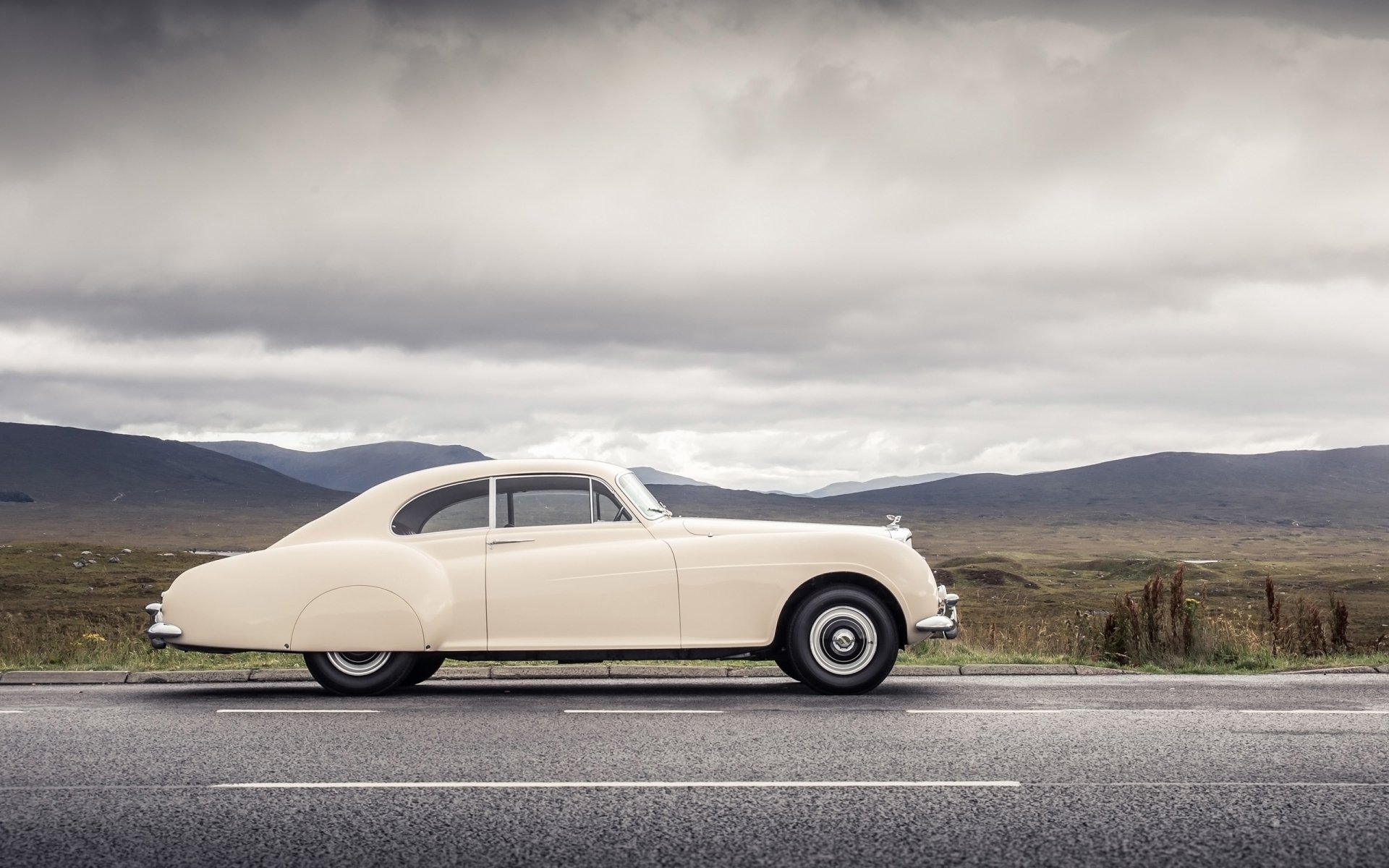 Download Vintage Car Bentley Car Bentley Continental R-Type Vehicle Bentley Continental HD Wallpaper