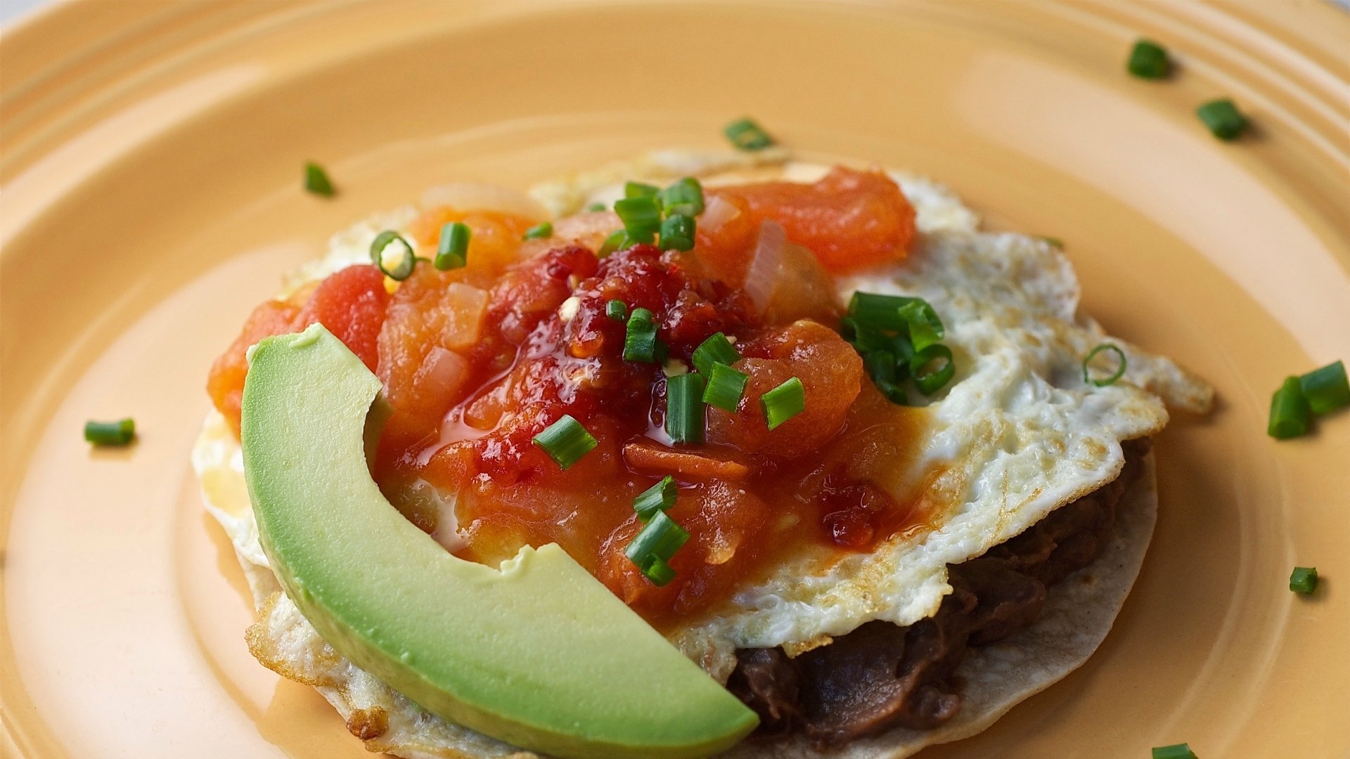4K Ultra HD PC desktop wallpaper/background: avocado slice and fried egg on a salsa-topped tortilla, garnished with chopped chives—appetizing food image.