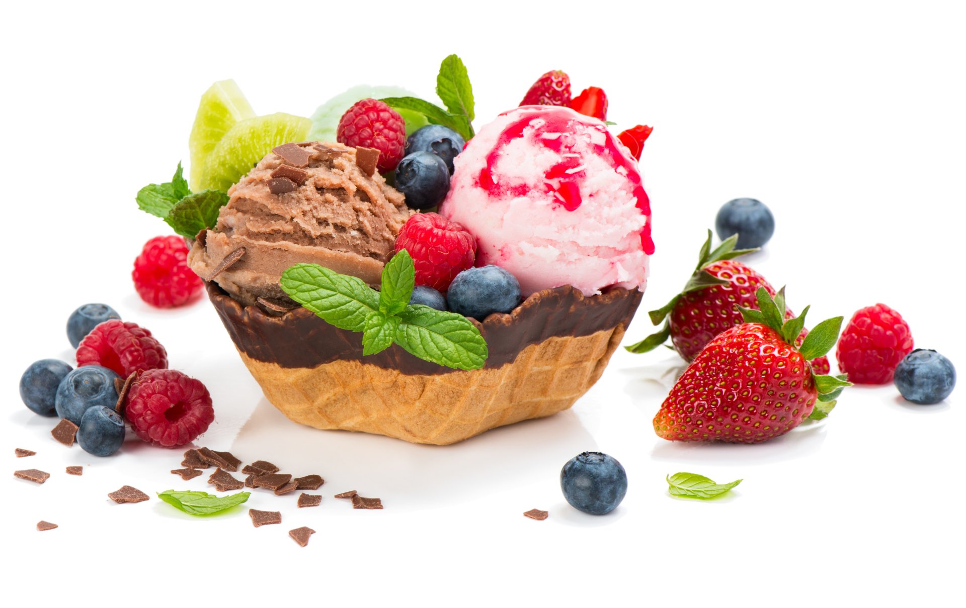 5K Ultra HD PC desktop wallpaper: chocolate and strawberry ice cream scoops in a waffle bowl surrounded by strawberries, raspberries, blueberries, mint and chocolate shavings — a sweets fruit food scene.