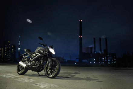 A Yamaha MT-125 motorcycle parked at night against an urban skyline, captured in 4K Ultra HD for a PC desktop wallpaper.