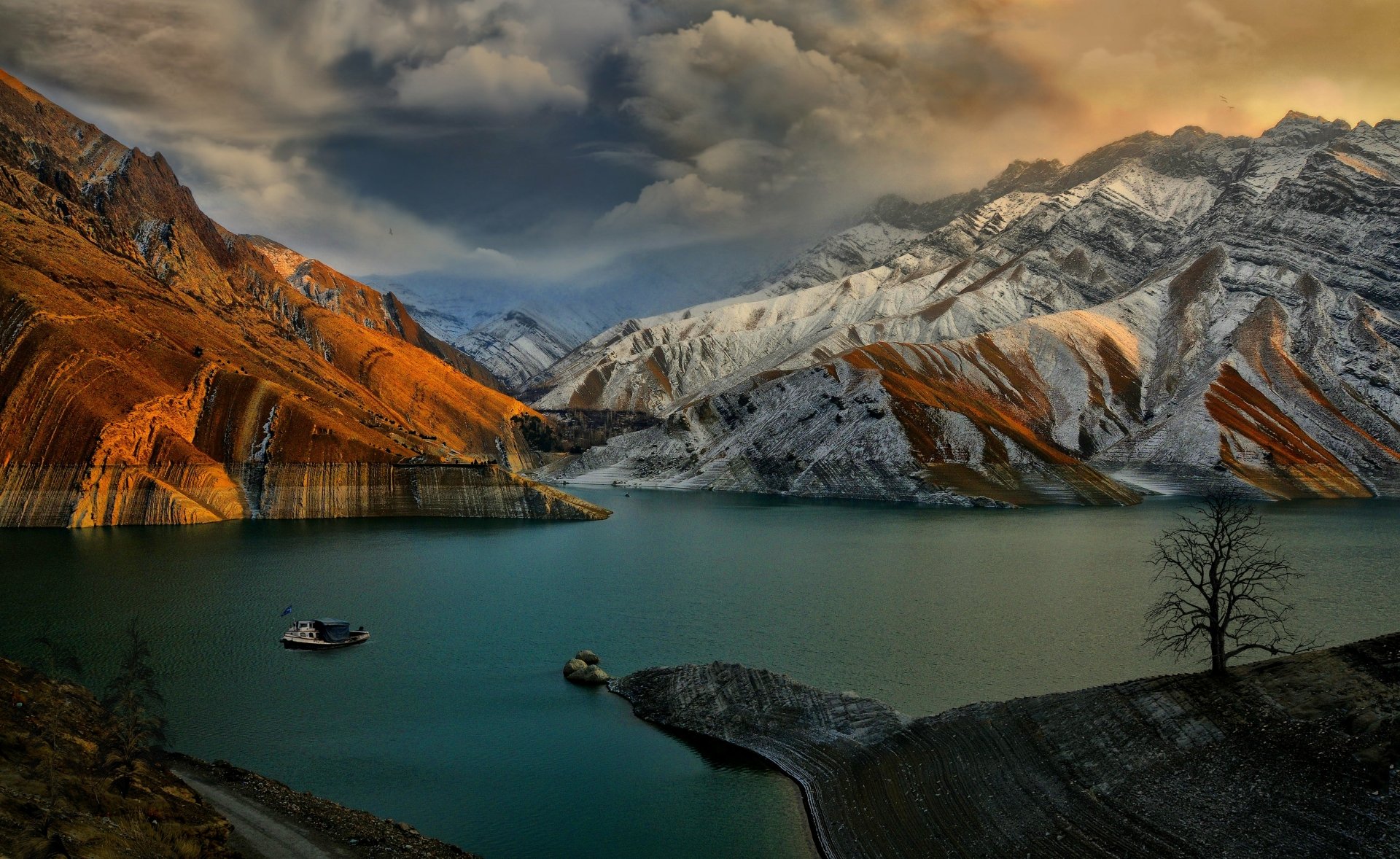 Mountains and Lake in Iran 4k Ultra 高清壁纸 | 桌面背景 | 5120x3140