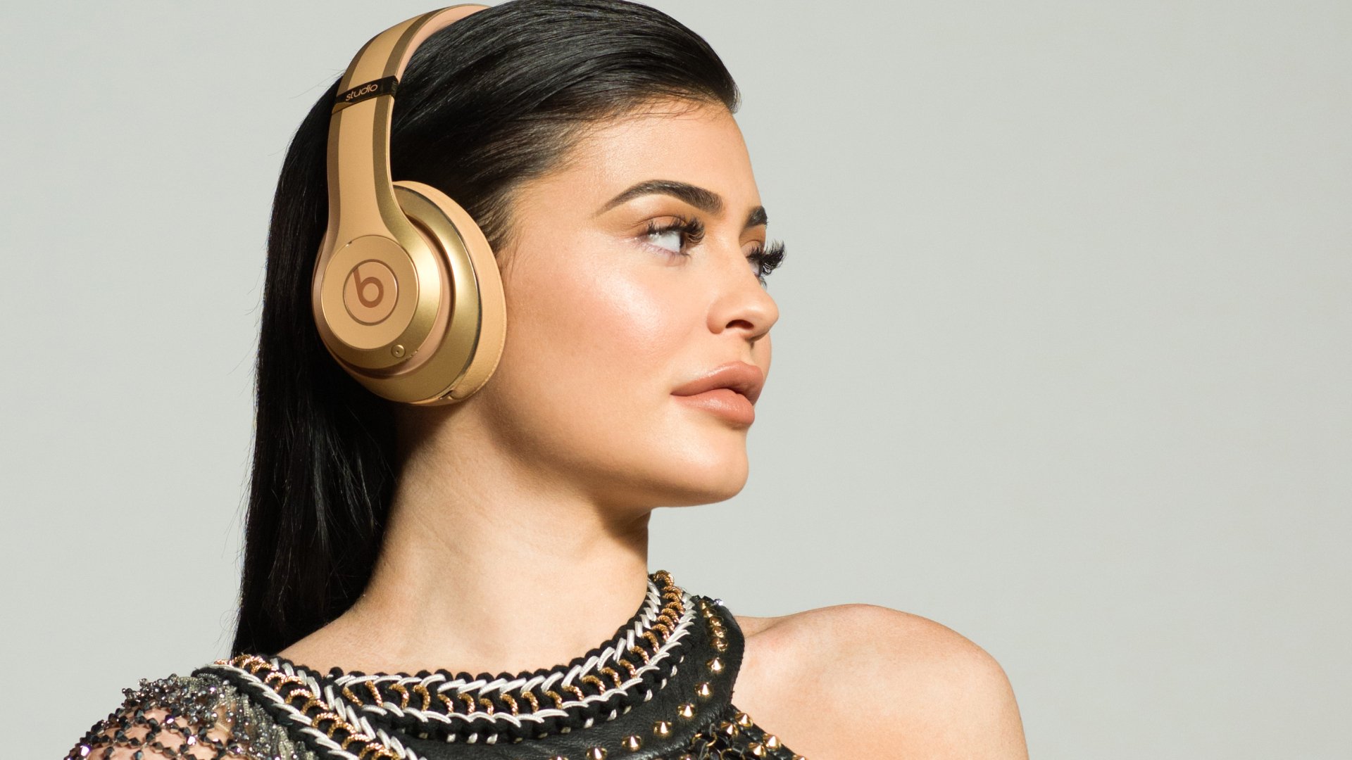 Download Black Hair American Headphones Model Celebrity Kylie Jenner Hd