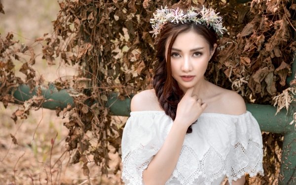 Mujeres Asiática Modelo Morena Braid Wreath Hazel Eyes Fondo de pantalla HD | Fondo de Escritorio