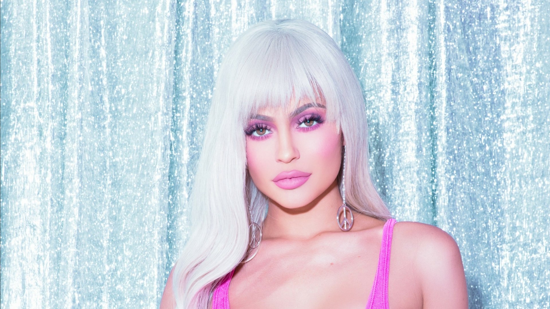 Download Hazel Eyes Lipstick White Hair Model Celebrity Kylie Jenner HD Wallpaper
