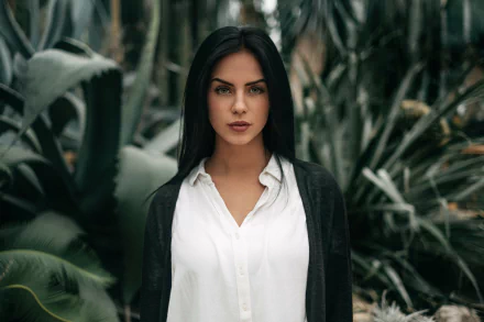 HD desktop wallpaper featuring a woman with black hair and lipstick, posing confidently amidst lush green foliage, credited to Marlen Valderrama Alvaréz.