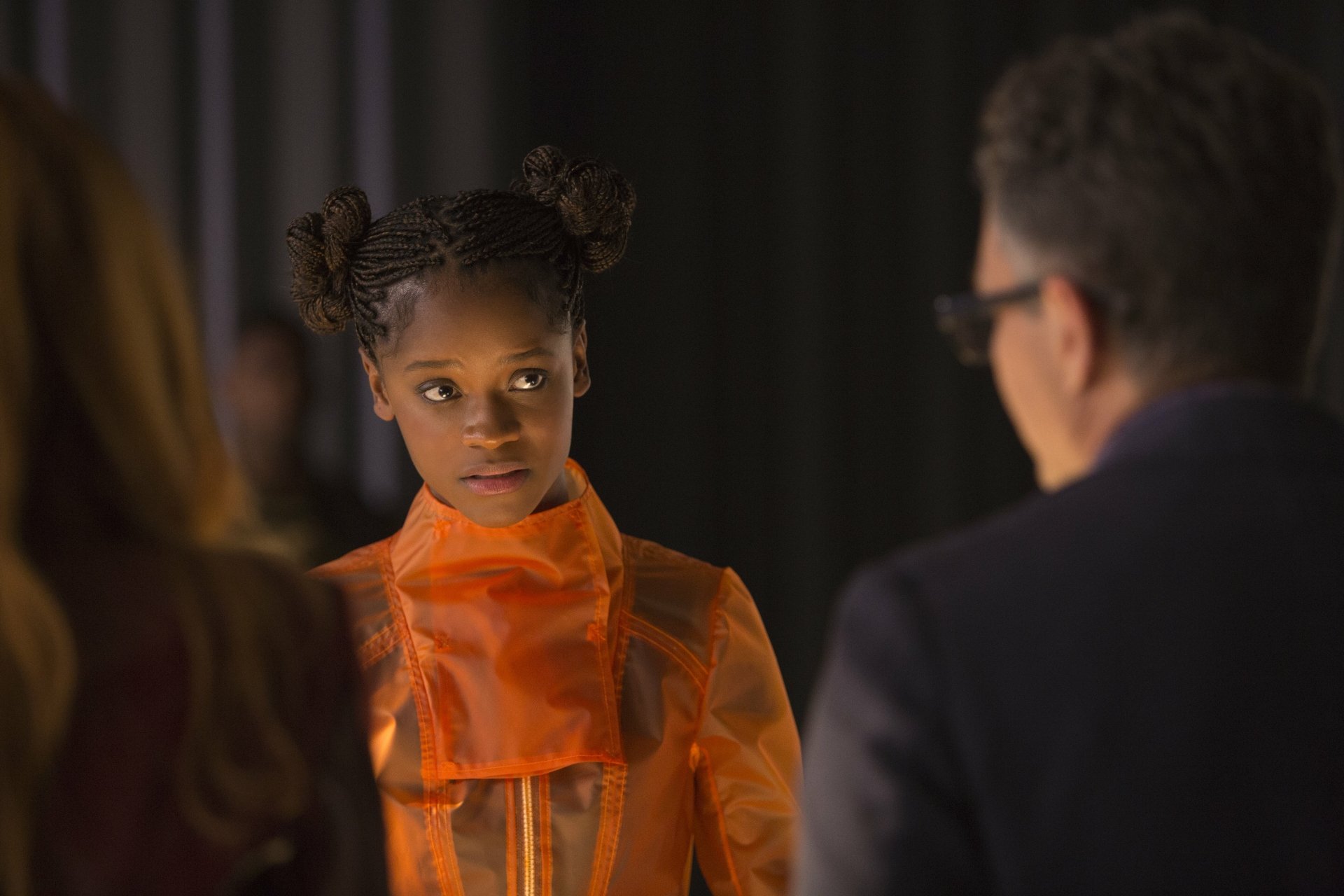 HD wallpaper of Shuri (Letitia Wright) and Bruce Banner (Mark Ruffalo) from the movie Avengers: Infinity War. Shuri is dressed in an orange outfit, engaged in conversation with Bruce Banner.