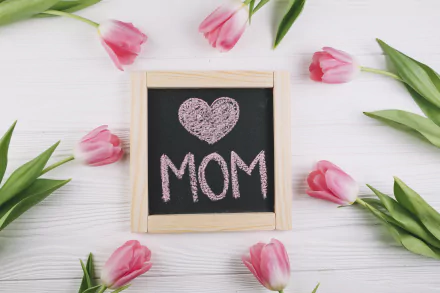 4K Ultra HD desktop wallpaper featuring pink tulips arranged around a chalkboard with a heart and MOM written, celebrating Mother's Day and holiday flowers.
