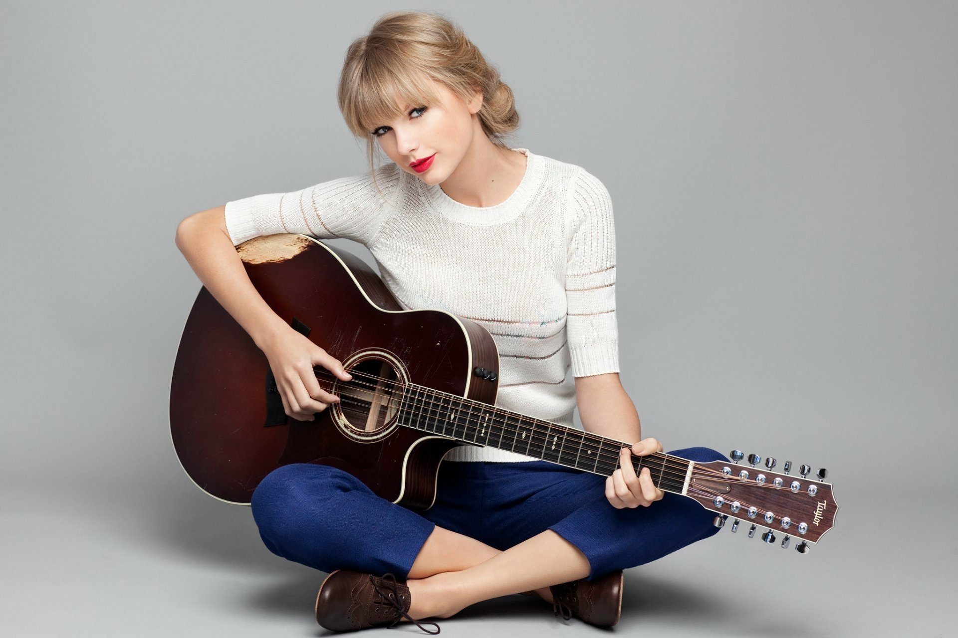 Taylor Swift And Her Guitar Hd Wallpaper Background Image 19x1280