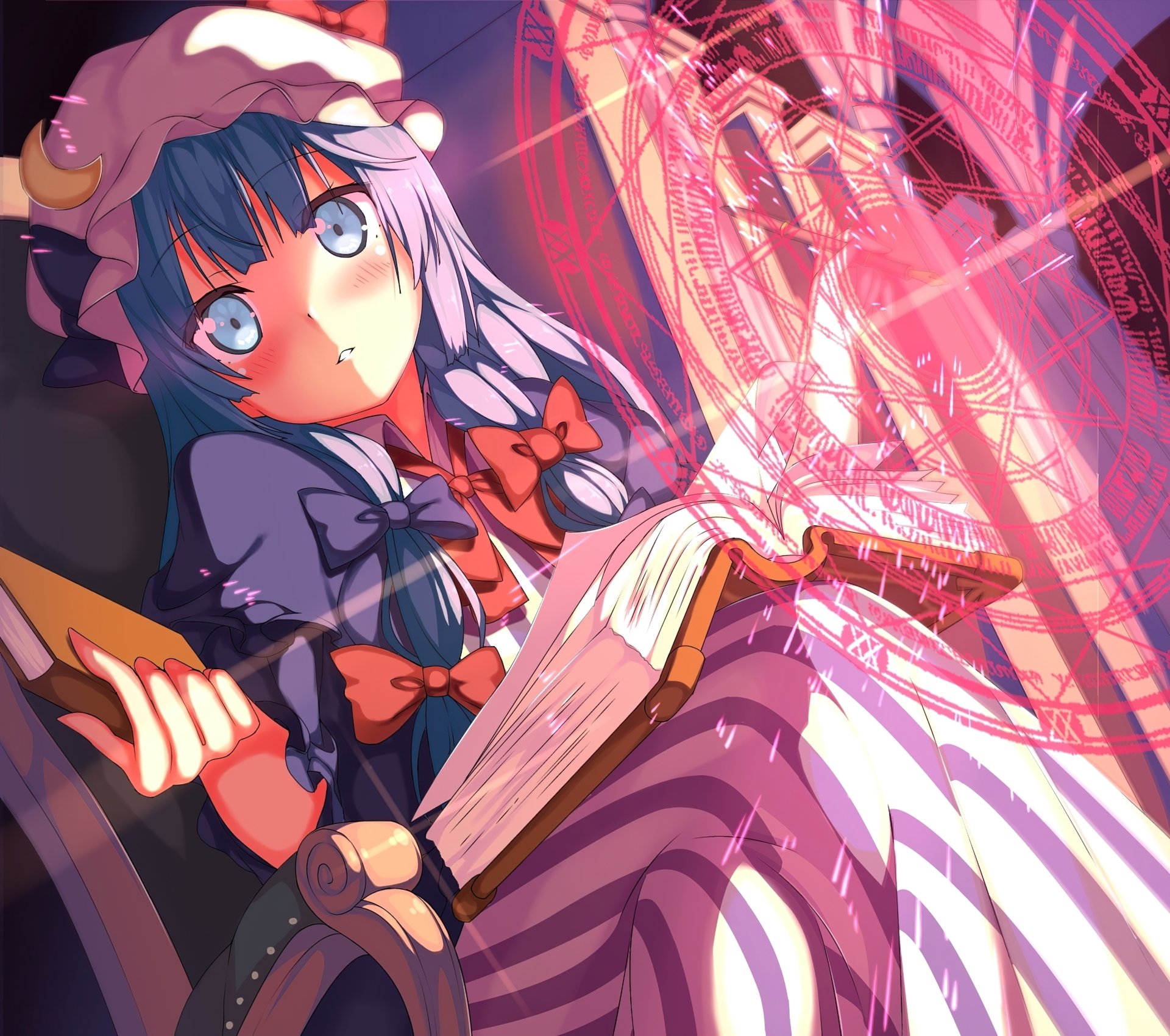 Patchouli Knowledge (Touhou) in anime style, reading a glowing spellbook amid pink-purple magical runes — 2K Quad HD PC desktop wallpaper and background.