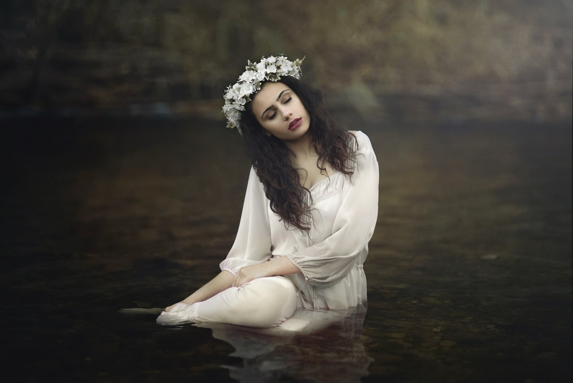 Download Wreath Lipstick Brunette Model Woman Mood HD Wallpaper