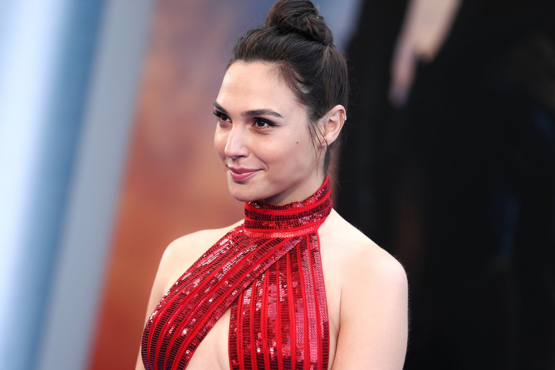 4K Ultra HD PC desktop wallpaper featuring celebrity Gal Gadot in an elegant red dress with her hair styled in a high bun at a formal event.