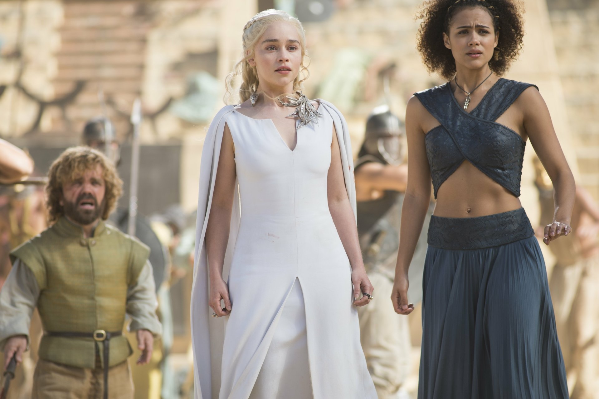 5K Ultra HD Game of Thrones wallpaper: Daenerys Targaryen walking through a sunlit city flanked by Missandei and Tyrion Lannister.