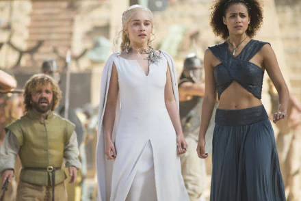 5K Ultra HD Game of Thrones wallpaper: Daenerys Targaryen walking through a sunlit city flanked by Missandei and Tyrion Lannister.