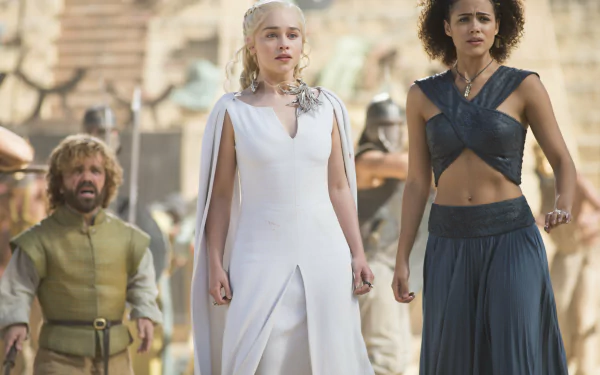 5K Ultra HD Game of Thrones wallpaper: Daenerys Targaryen walking through a sunlit city flanked by Missandei and Tyrion Lannister.