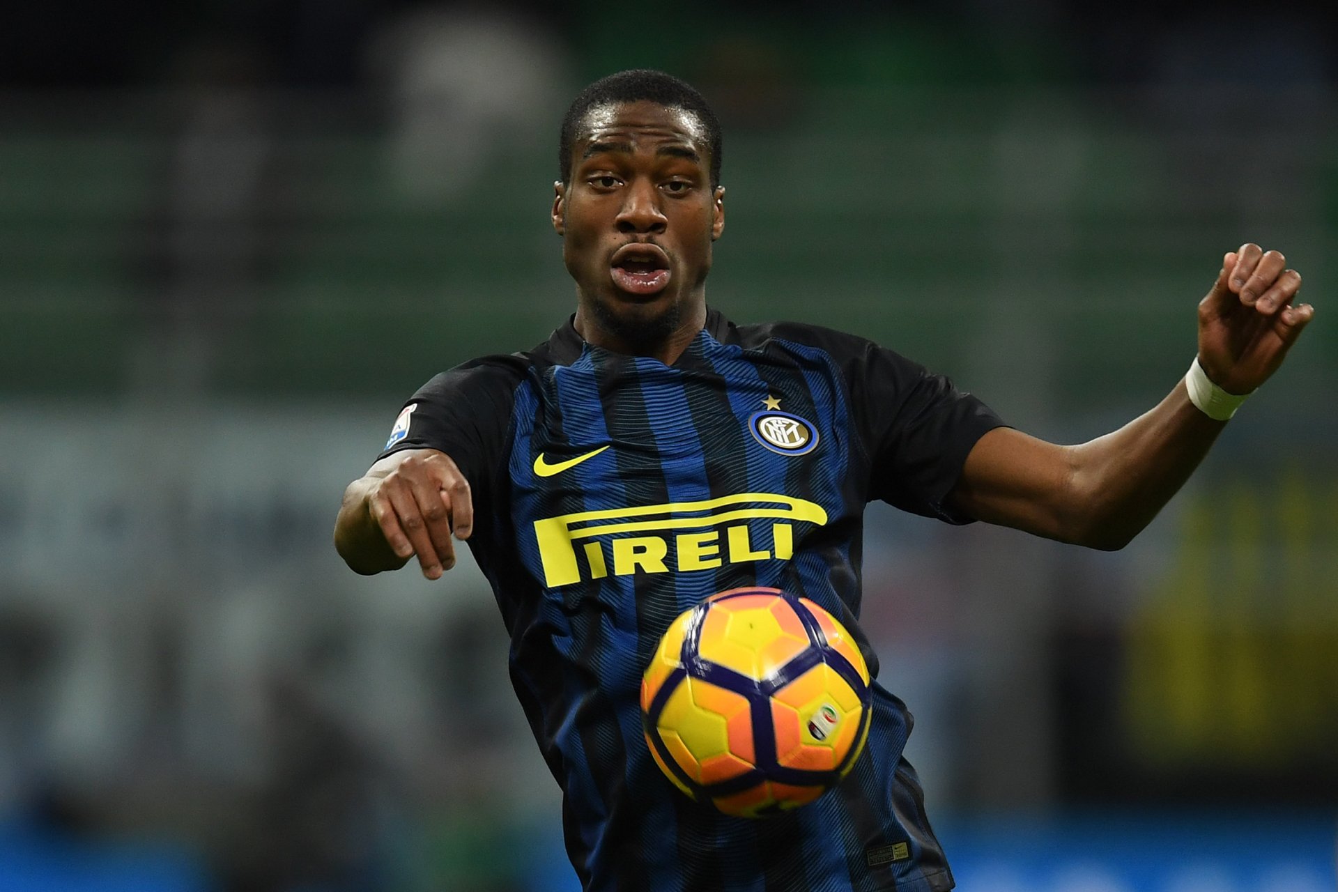 HD desktop wallpaper featuring a soccer player in action on the field, sporting an Inter Milan kit with Pirelli sponsorship.
