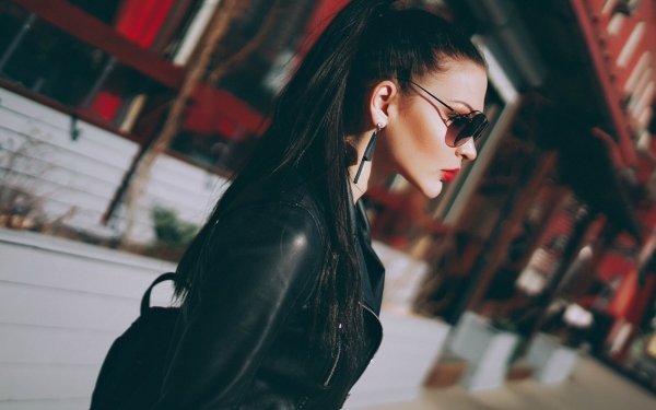 Femmes Top Model Top Modèls Depth Of Field Leather Jacket Sunglasses Lipstick Ponytail Black Hair Fond d'écran HD | Image