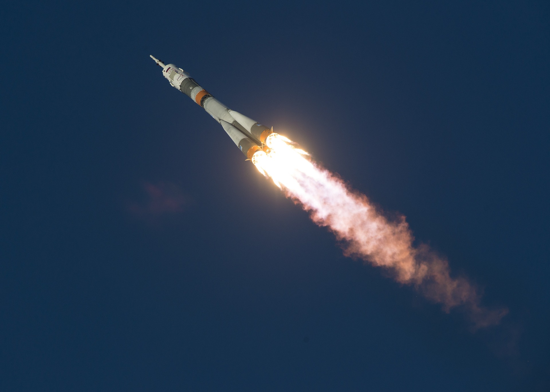 Manned Soyuz MS-09 by skeeze