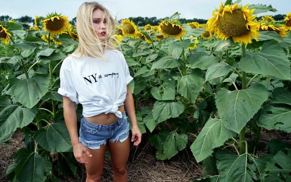 Women Model Shorts Sunflower Lipstick Blonde HD Wallpaper | Background Image