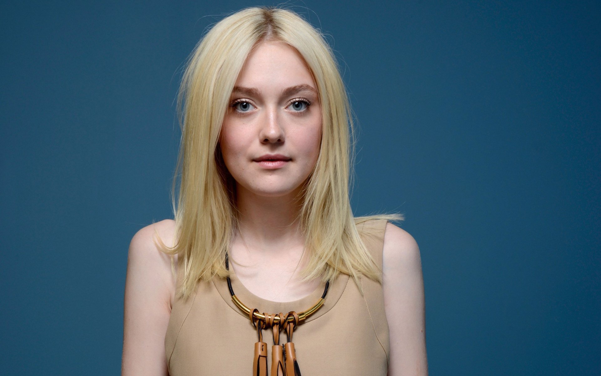 Download Blue Eyes Blonde Actress Celebrity Dakota Fanning Hd Wallpaper