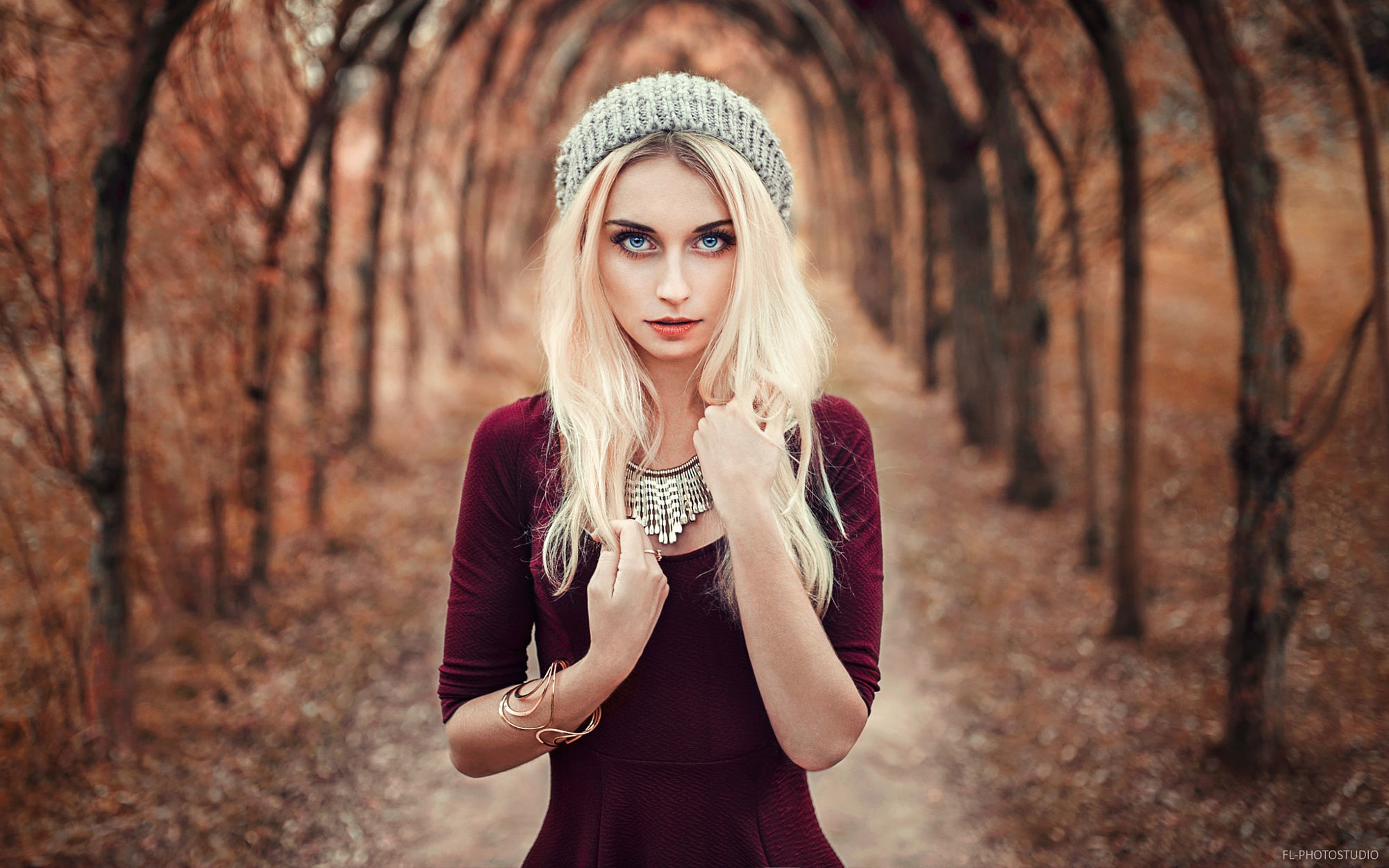 Download Hat Depth Of Field Jewelry Blue Eyes Blonde Woman Model Hd Wallpaper By Lods Franck