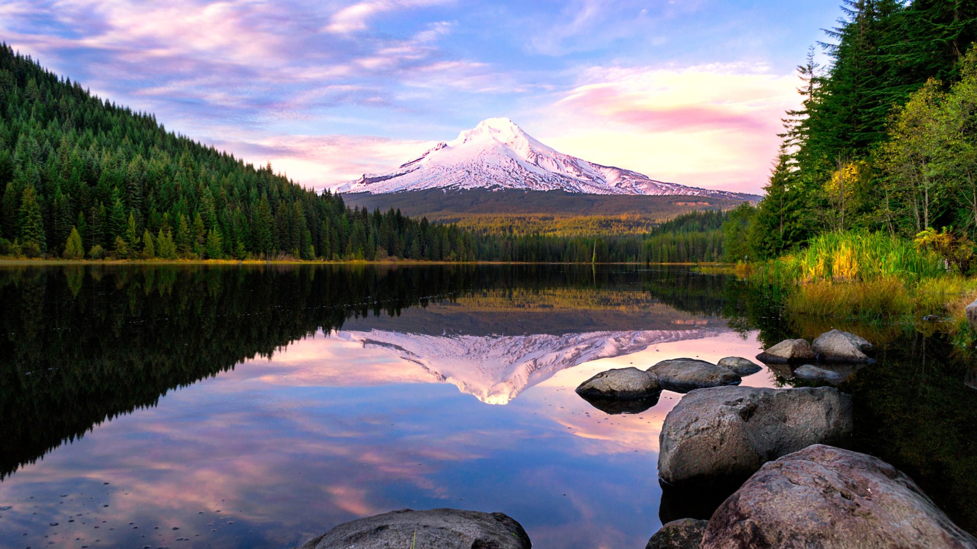 4K Ultra HD PC desktop wallpaper and background: Mount Hood rising above a forest, mirrored in a tranquil lake with rocky shore at sunrise.