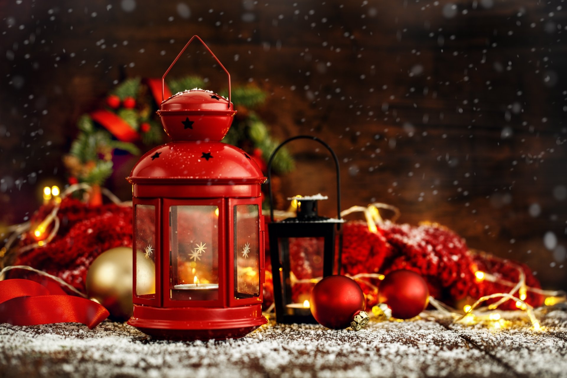 A festive 4K Ultra HD desktop wallpaper featuring a red Christmas bauble lantern amid holiday decorations and glowing string lights with a snowy backdrop.