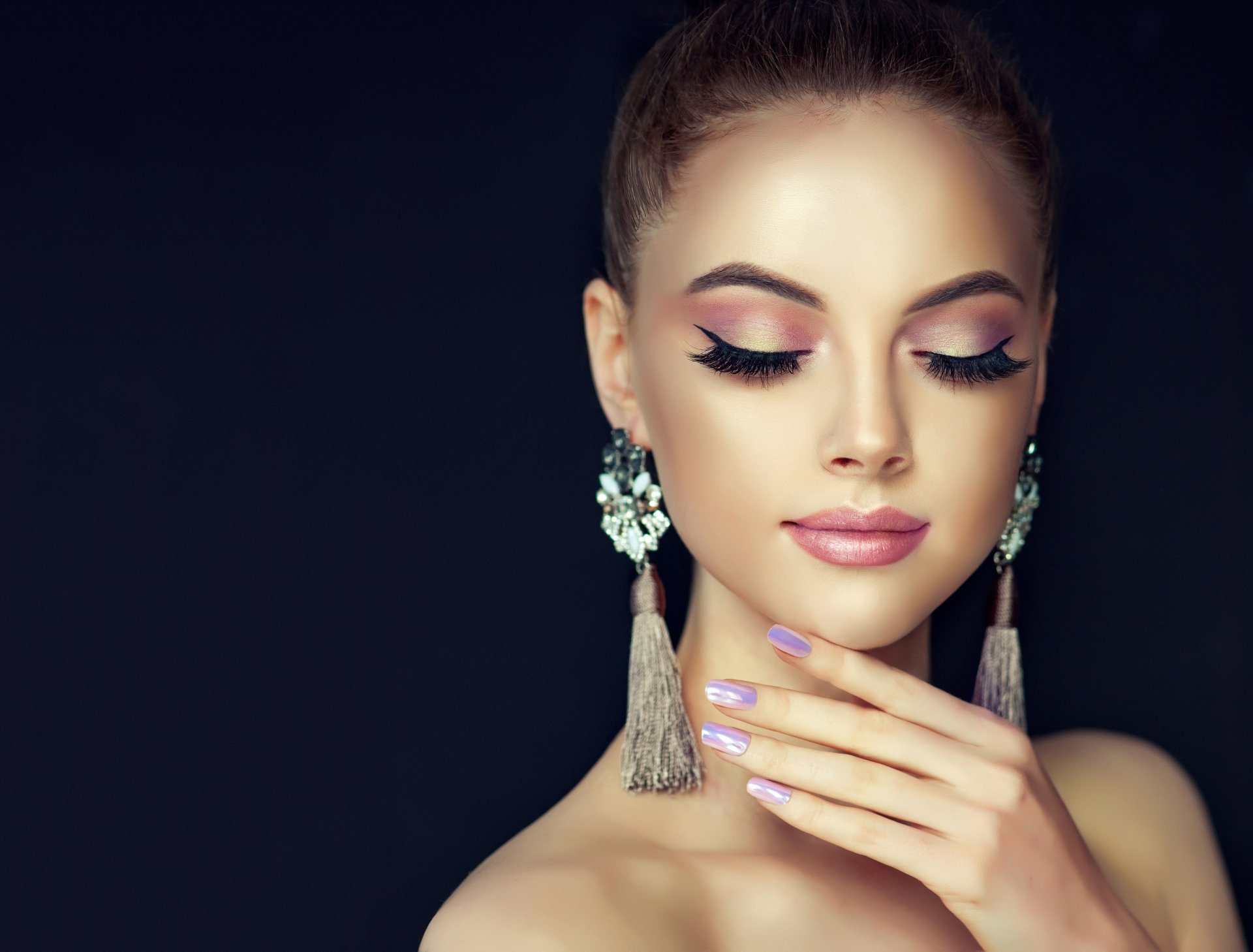 Download Earrings Makeup Woman Model 4k Ultra Hd Wallpaper 